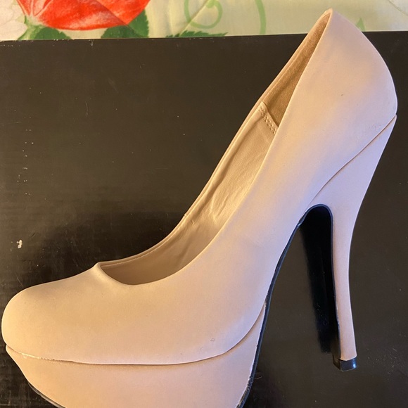 Heels - Picture 6 of 7